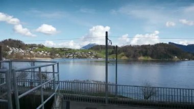 Mountain Lake Lucerne 'de. Alpler, İsviçre Avrupa. Otoyol rıhtımında hareket halindeki araba manzarası. Yavaş çekim