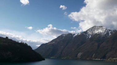 Mountain Lake Lucerne 'de. Alpler, İsviçre Avrupa. Otoyol rıhtımında hareket halindeki araba manzarası. Yavaş çekim