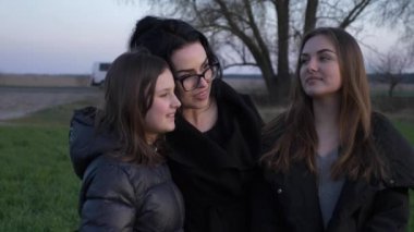 Teens Daughters 'lı Anne Country Road yakınlarındaki Field Ranch' e bak. Seçim Seçimi Yapıyorum. Akşam Günbatımı. Yavaş çekim