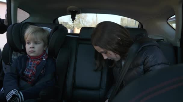 Young Girl Lock Car Safety Belt Boy Seated Child Restraint — Stock Video