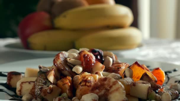 Kokosflocken Fallen Auf Rohen Obstsalat Dessert Von Bananen Orangen Kiwi — Stockvideo