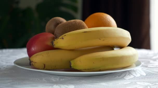 Großaufnahme Bananen Kiwi Apfel Orangenfrüchte Serviert Auf Einem Weißen Teller — Stockvideo