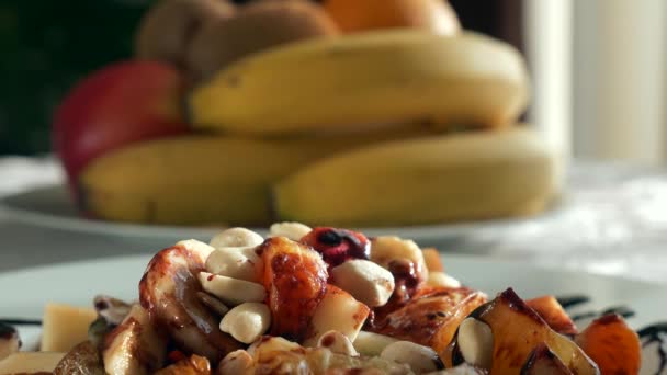 Focus Pull Raw Fruit Insalata Dessert Alle Banane Arancione Kiwi — Video Stock