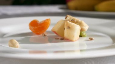 Yakın plan Kaşık, Mutfak Yemek Salonunda, Kivi Portakallı, Muzlu, Elmalı, Üzümlü, Üzümlü Fıstıklı Meyve Salatası Mutfak Tabağı Masası. Vejetaryen sağlıklı yiyecekler. 2x Yavaş çekim 60fps 4K