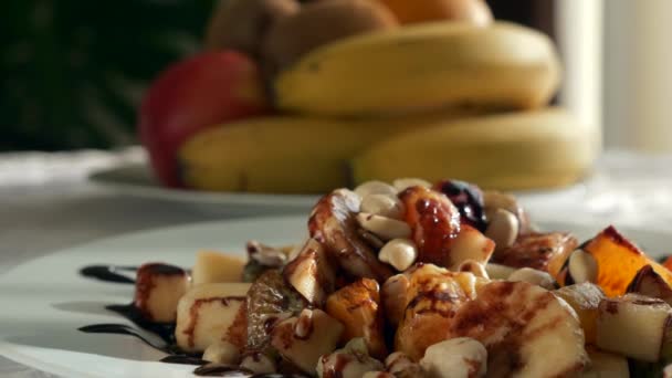 Foco Puxe Sobremesa Salada Frutas Cruas Para Bananas Laranja Kiwi — Vídeo de Stock