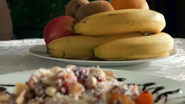 Fokus Dra Fruktsallad Efterrätt Till Bananer Apelsin Kiwi Äpple Frukter — Stockvideo