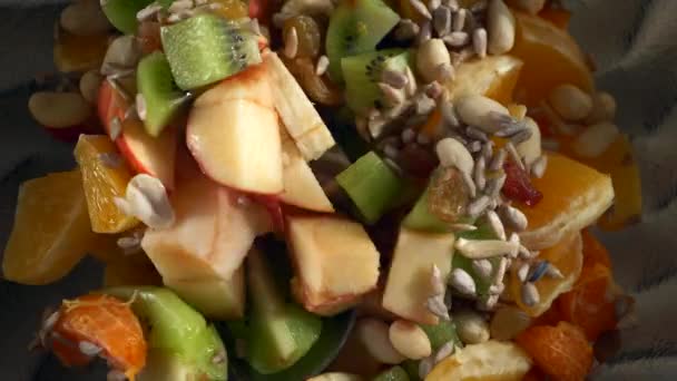 Close Spoon Mixes Salada Frutas Kiwi Orange Banana Sementes Maçã — Vídeo de Stock