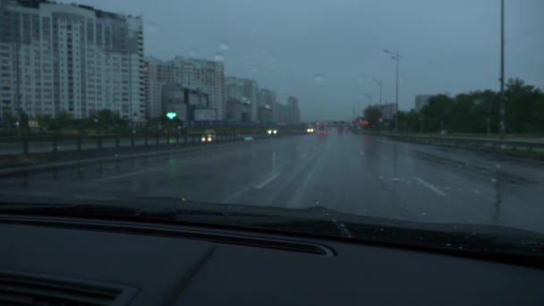 Wycieraczki Zamiatają Krople Deszczu Szybie Samochodu Niewyraźne Tło Jazdy Samochodem — Wideo stockowe