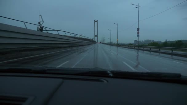 Jízda Auto Během Vlhkého Deštivého Počasí Podél Městské Dálnice Most — Stock video