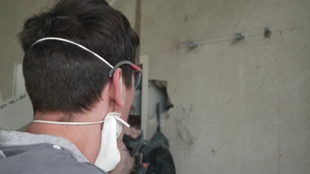 Les Perceuses Professionnelles Électricien Entrepreneur Masculin Perforent Mur Pour Installer — Video