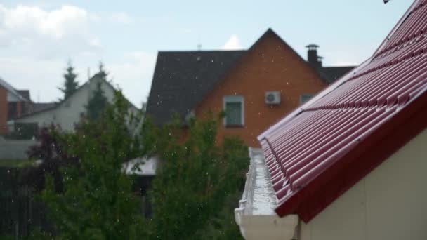 雨水倾注在金属屋顶边缘的排水沟上 暴雨倾泻雨滴落在排水系统上 乡村别墅 2X慢动作60Fps — 图库视频影像