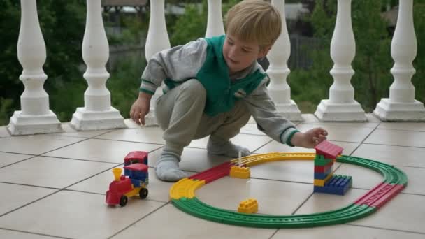 Aranyos Kisfiú Játszik Toy Railway Constructor Erkélyen Terasz Nyári Nap — Stock videók