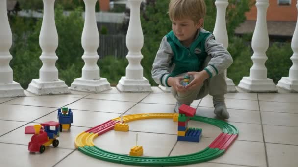 Söt Liten Barn Pojke Leker Med Leksak Järnväg Konstruktör Balkong — Stockvideo