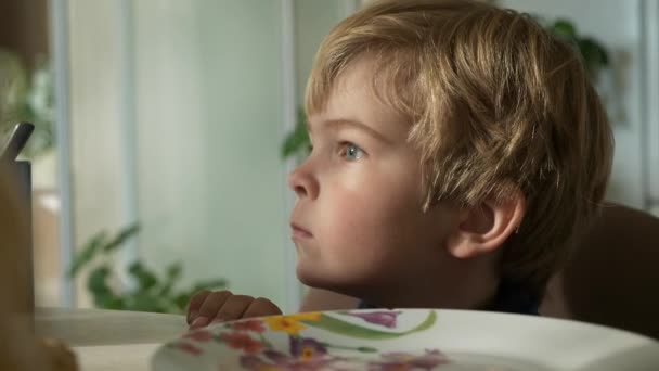 Мила Маленька Дитина Чекає Їжі Хлопчик Сидить Біля Порожньої Тарілки — стокове відео