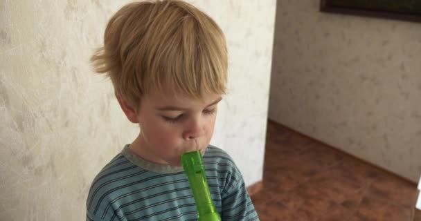 Søt Liten Gutt Prøver Spille Fløyte Gledelig Bedårende Barnebarns Smil – stockvideo