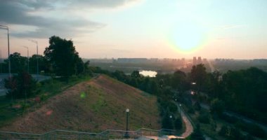 Şehir Kyiv 'in üzerinde Sabah Gündoğumu. Dinyeper Nehri 'nin sol yakasında Panorama Manzarası. Güneş Parlıyor Gün Işığı. Bulutlu Gökyüzü Yaz 4K