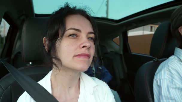 Familie Reizen Samen Met Auto Vader Kind Moeder Ride Papa — Stockvideo