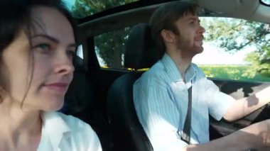 Panoramik cam çatılı çocuk arabalı genç çift. Araba Aracı ile Aile Seyahati. Tatil Seyahati. Yaz sabahı. 2x Yavaş çekim 60 fps 4K