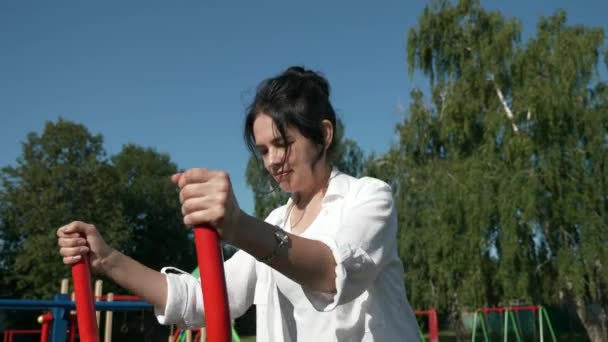 Mujer Bonita Joven Haciendo Ejercicio Físico Patio Recreo Hermoso Entrenamiento — Vídeos de Stock