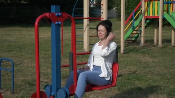 Mujer Bonita Joven Haciendo Ejercicio Físico Patio Recreo Hermoso Entrenamiento — Vídeos de Stock