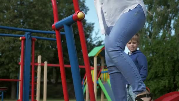 Молодая Красавица Занимается Физическими Упражнениями Детской Площадке Красивая Женская Тренировка — стоковое видео
