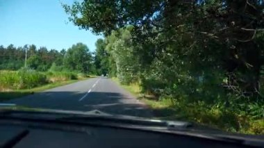 Ormandan geçiyorum. Kırsal Otoyol Otobanı 'nda POV Ön Cam Görünümü. Parlak Güneşli Yaz Günü. x2 Yavaş çekim 60fps 4K