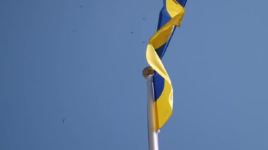 Bayrak direğinde Ukrayna Ulusal Bayrak Dalgalanması. Temiz Mavi Gökyüzü. 2x Yavaş çekim 60fps 4K