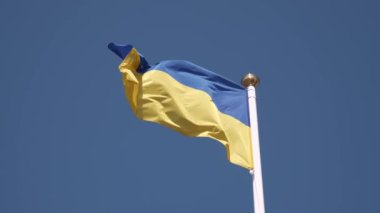 Bayrak direğinde Ukrayna Ulusal Bayrak Dalgalanması. Temiz Mavi Gökyüzü. 2x Yavaş çekim 60fps 4K