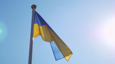 Bayrak direğinde Ukrayna Ulusal Bayrak Dalgalanması. Temiz Mavi Gökyüzü. 2x Yavaş çekim 60fps 4K