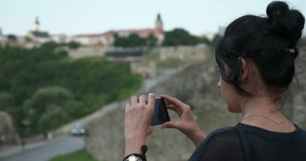 Γυναίκα Tourist Τραβά Φωτογραφίες Γυρίσματα Στο Smartphone Του Παλαιού Μεσαιωνικού — Αρχείο Βίντεο