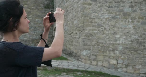 Γυναίκα Tourist Τραβά Φωτογραφίες Γυρίσματα Στο Smartphone Του Παλαιού Μεσαιωνικού — Αρχείο Βίντεο