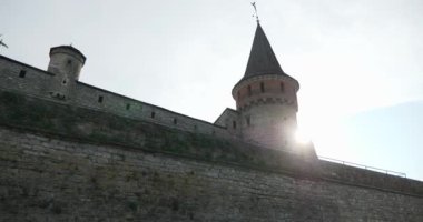 Eski Ortaçağ Taş Kalesi. Kamianet-Podilskyi Kalesi Ukrayna Avrupa. Yaz Gecesi 4K