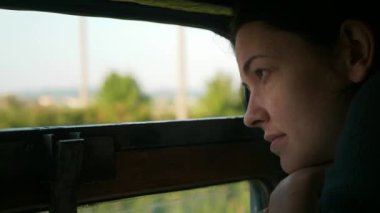Old Vintage Train 'den Kadın Seyahati 3. sınıf Platzkart Car. Üst ranzada uzanan kadın turist Pencere İzleyen Doğa 'ya bakıyor. 2x Yavaş çekim 60fps 4K
