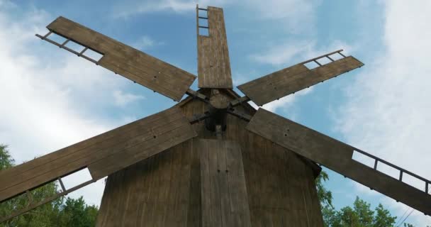 Середньовічний Старовинний Старий Дерев Яний Вітряк Літній Хмарний Блакитний Ясний — стокове відео