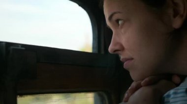 3. Sınıf Platzkart Otomobili Kadın Turist Seyahati. Üst ranzada uzanan kadın Pencere İzleyen Doğa