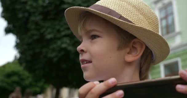 Περίεργος Tourist Kid Ελκύεται Αγόρι Τραβάει Φωτογραφίες Στο Smartphone Τηλέφωνο — Αρχείο Βίντεο