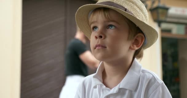 Little Tourist Boy Nosić Kapelusz Stoi Czekając Rodziców Cute Child — Wideo stockowe