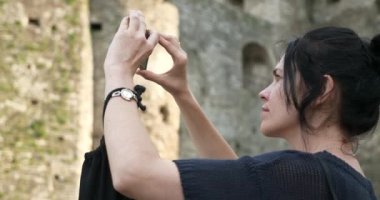 Kadın Turist, Eski Ortaçağ Kalesi 'nin Smartphone' unda Fotoğraf Çekiyor. Kadın Seyahat Gezisi Gezisi. Kamianet-Podilskyi Ukrayna Avrupa. Yaz Gecesi 4K