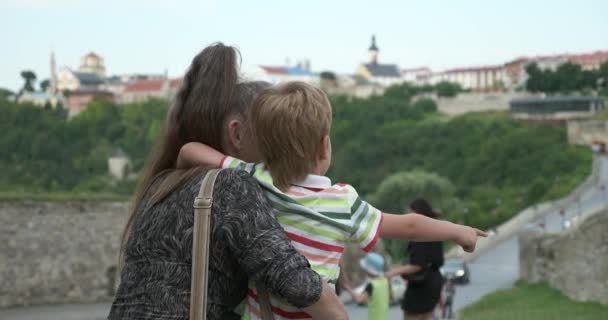 Touristen Reisen Großmutter Zeigt Enkel Mittelalterliche Burg Festung Blick Auf — Stockvideo