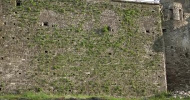 Eski Ortaçağ Taş Kalesi. Kamianet-Podilskyi Kalesi Ukrayna Avrupa. Yaz Gecesi 4K