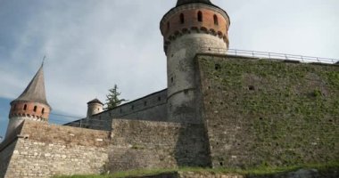 Eski Ortaçağ Taş Kalesi. Kamianet-Podilskyi Kalesi Ukrayna Avrupa. Yaz Gecesi 4K