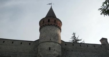 Eski Ortaçağ Taş Kalesi. Kamianet-Podilskyi Kalesi Ukrayna Avrupa. Yaz Gecesi 4K