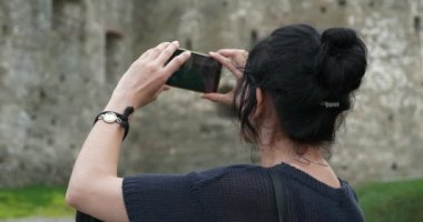 Kadın Turist, Eski Ortaçağ Kalesi 'nin Smartphone' unda Fotoğraf Çekiyor. Kadın Seyahat Gezisi Gezisi. Kamianet-Podilskyi Ukrayna Avrupa. Yaz Gecesi 4K