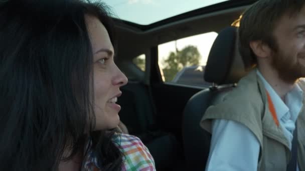 Junges Paar Mit Kind Fährt Suv Mit Glasdach Die Familie — Stockvideo