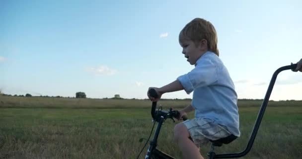 Chłopiec Uczy Się Jeździć Rowerze Matka Spoczywa Dziecko Łonie Natury — Wideo stockowe