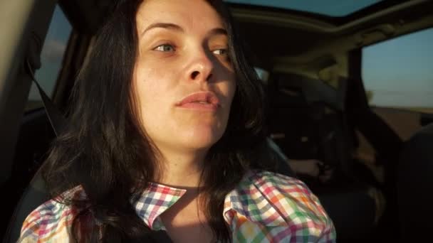 車で旅行中にカメラセルフィー旅行ブログに女性の話Suvクロスオーバー オフロード国の家族旅行 夏の晴れた日 スローモーション — ストック動画