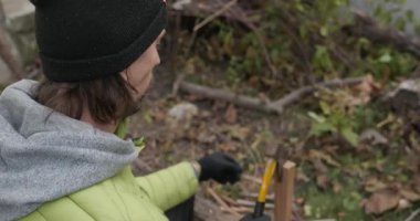 Man, arka bahçede baltayla odun kesiyor. Ağır çekim. 60 fp 10-bit.