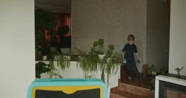 Çocuk, Ev 4K 10-bit 'te tahtaya tebeşirle resim çiziyor.