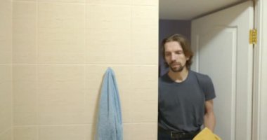 Adam yüzünü yıkar, dişlerini fırçalar banyoda 4K 10-bit