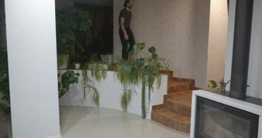 Adam Şömine 4K 10-bit 'te Ateş Yapıyor